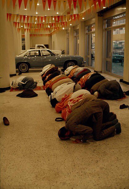 الصلاة في إحدى وكالات السيارات بالرياض عام ١٣٩٥هـ ، ١٩٧٥م