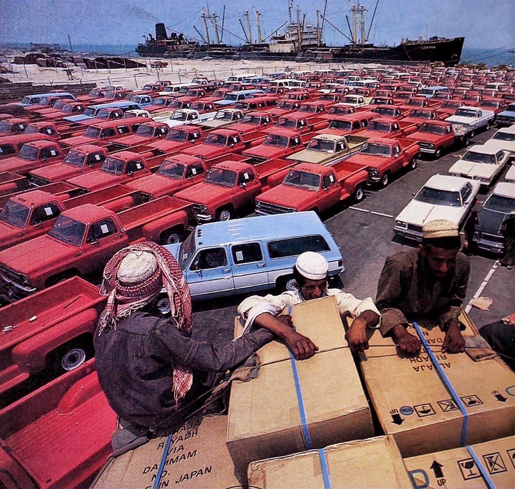 وصول شحنة من سيارات GMC إلى ميناء الدمام قبل أكثر من ٤٠ سنة.