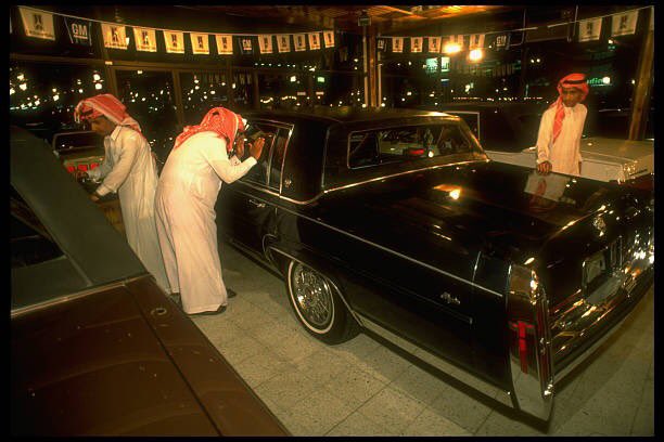 معرض سيارات في جدة زمن التسعينيات الميلادية.